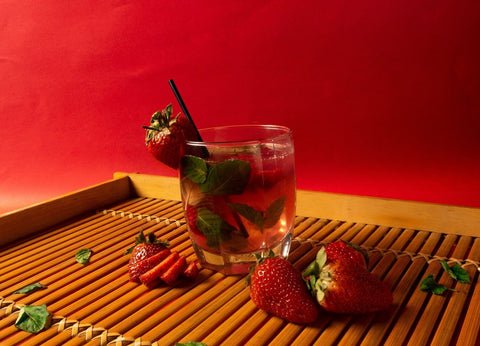 Erdbeer-Obstgarten Sommerdrink – Fruchtiges Eistee-Rezept - Teekränzchen