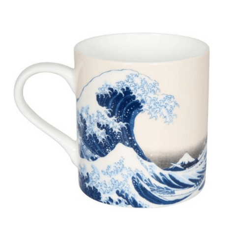 Künstlertasse von Hokusai mit dem berühmten "Die Große Welle"-Motiv und Fuji-Berg, erhältlich bei teekraenzchen.eu.